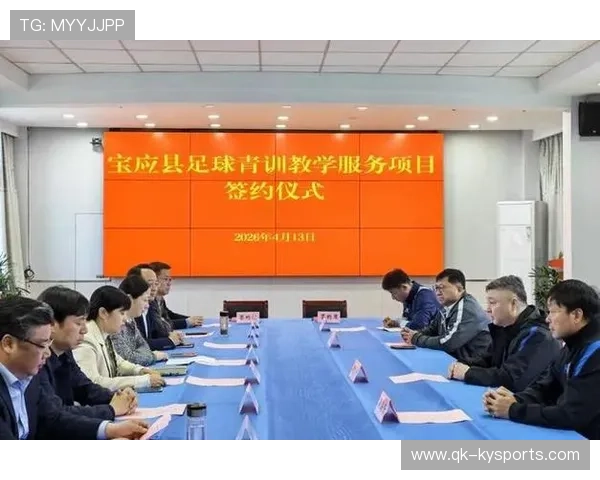 足球联赛在青训扶持中鼓励俱乐部之间建立共享教练与资源库，创办足球青训营条件